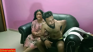 Desi aunt's steamy encounter after returning home - Indian homemade video